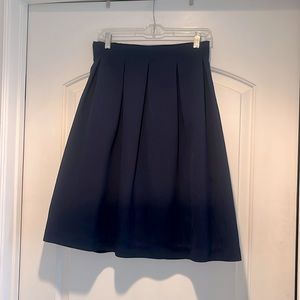 Black Halo sponge crepe pleated midi skirt. Size 8. Color Navy.